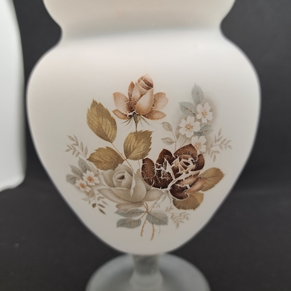 Frosted White Satin Lidded Pedestal. - Picture 3 of 6